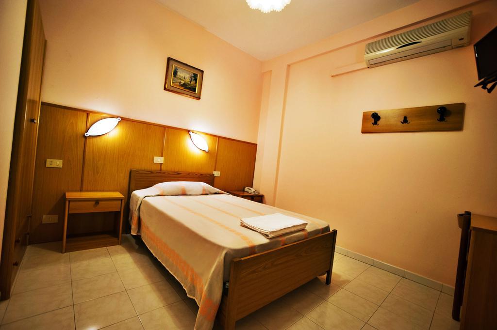 Albergo Magrini Della Genga جينجا الغرفة الصورة