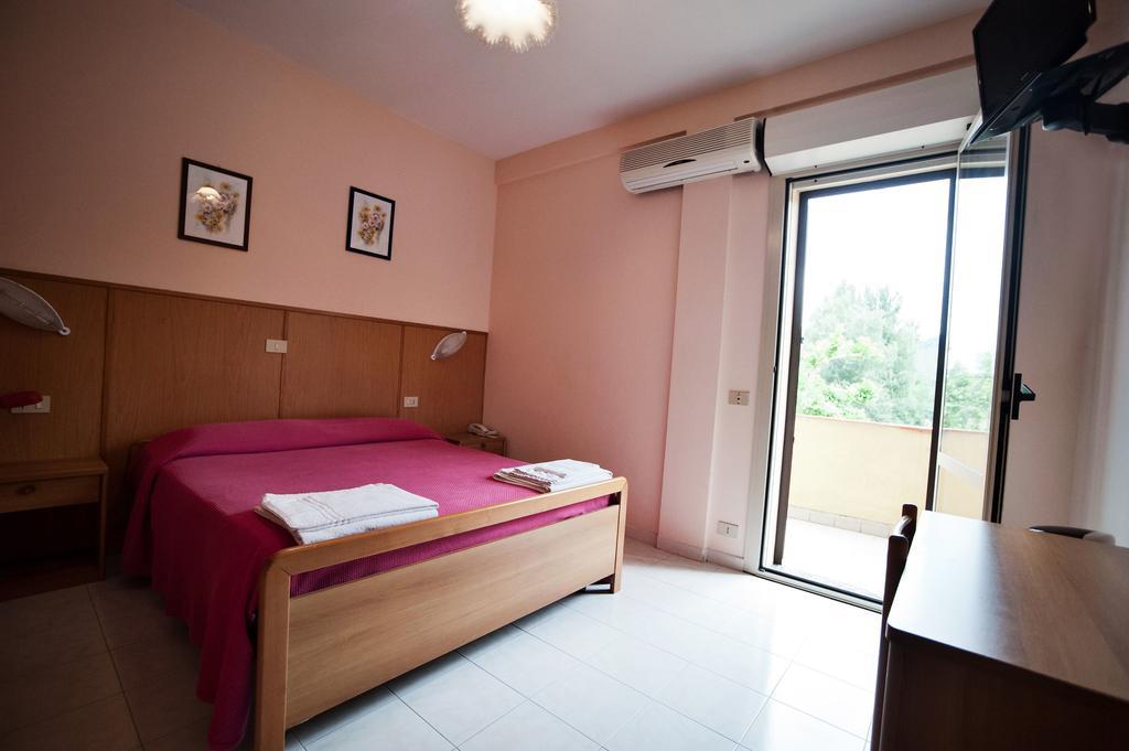 Albergo Magrini Della Genga جينجا الغرفة الصورة