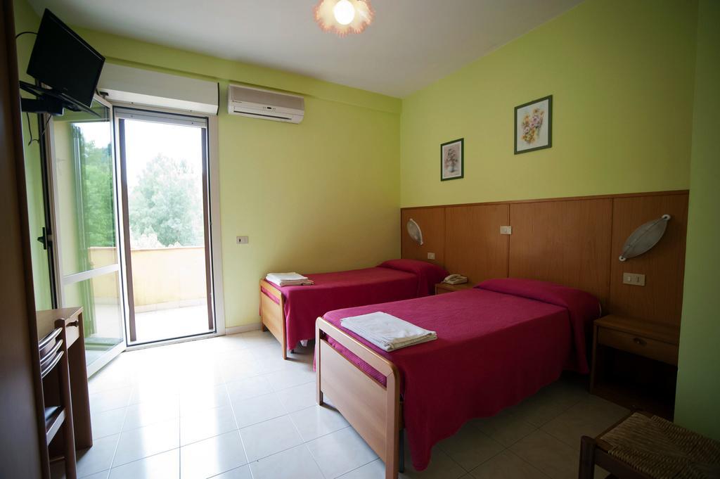 Albergo Magrini Della Genga جينجا الغرفة الصورة