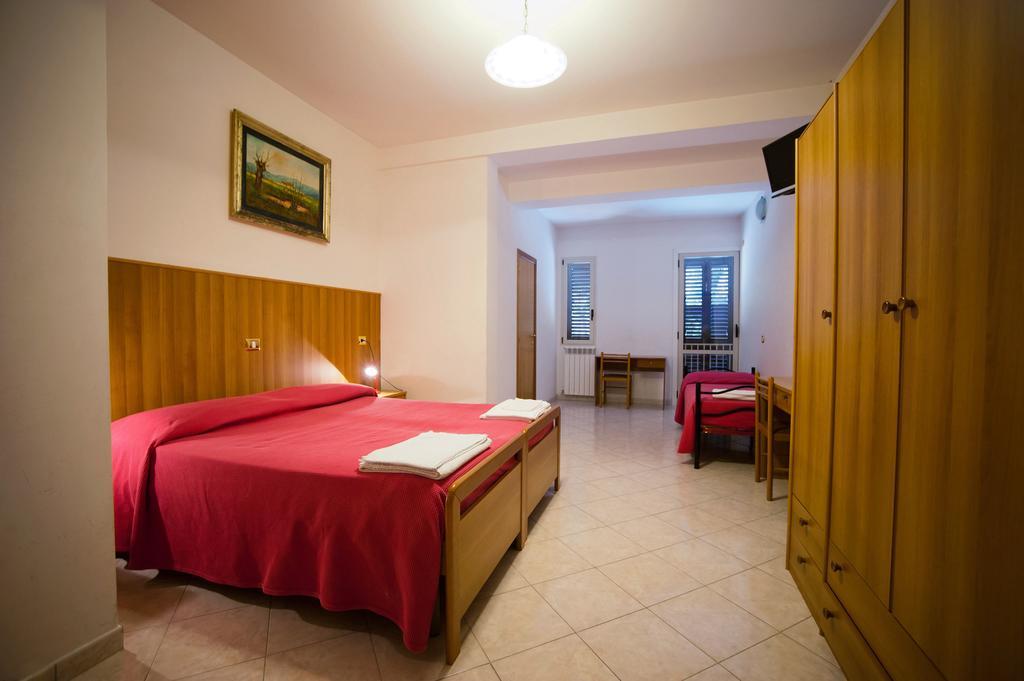 Albergo Magrini Della Genga جينجا الغرفة الصورة